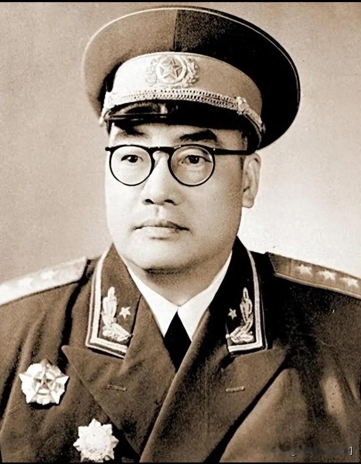 他是开国上将。36岁任军委秘书长，45岁任军委作战部部长、军委工程学校校长，50