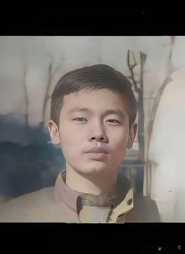 哪个年轻时还不是帅哥一枚，
就这神仙颜值，
不输刘德华，周润发啊。

大家认出他