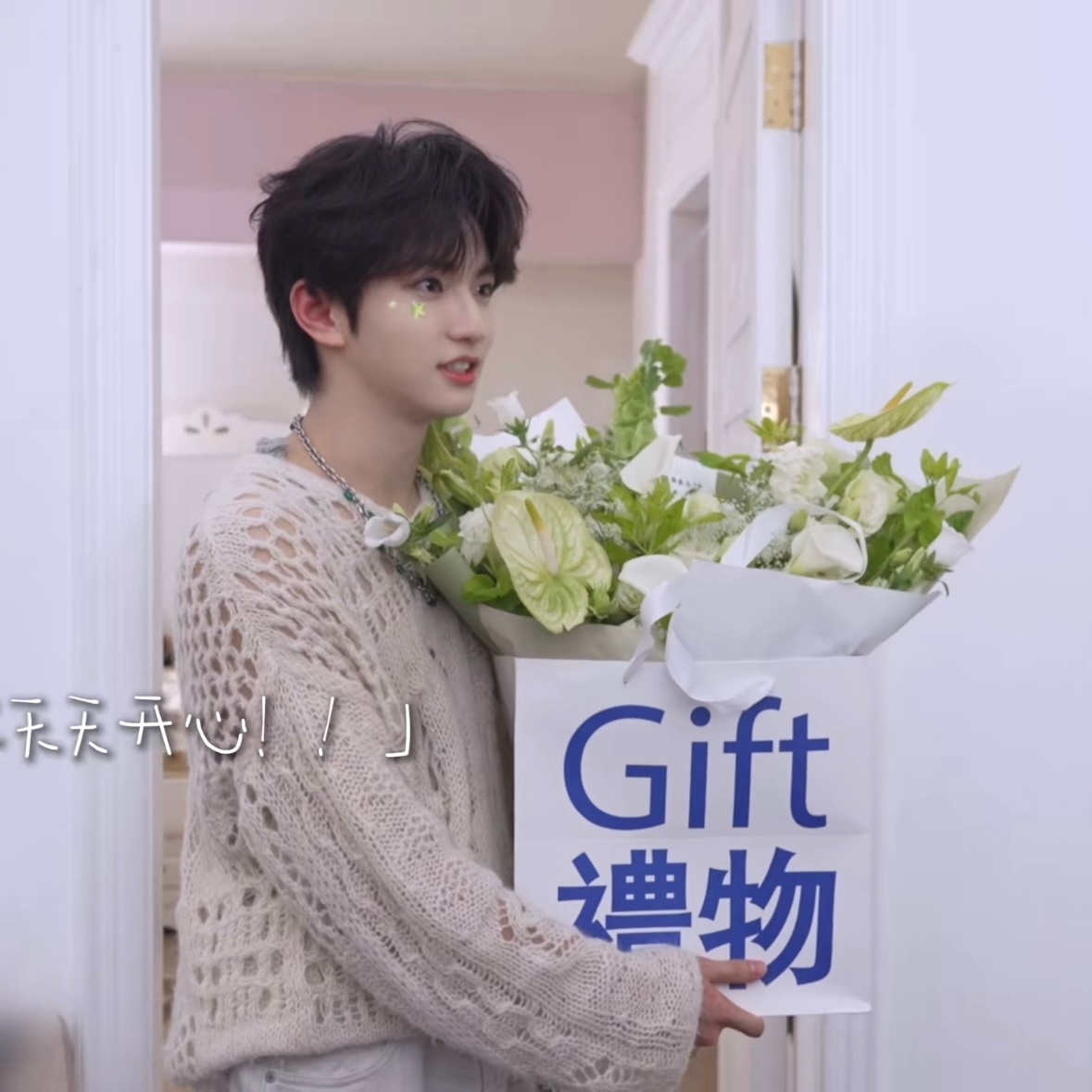 婚宴结束后我那新婚的18岁妻子抱着花送宾客就这样，还很懵懂就学着大人的样子社交了