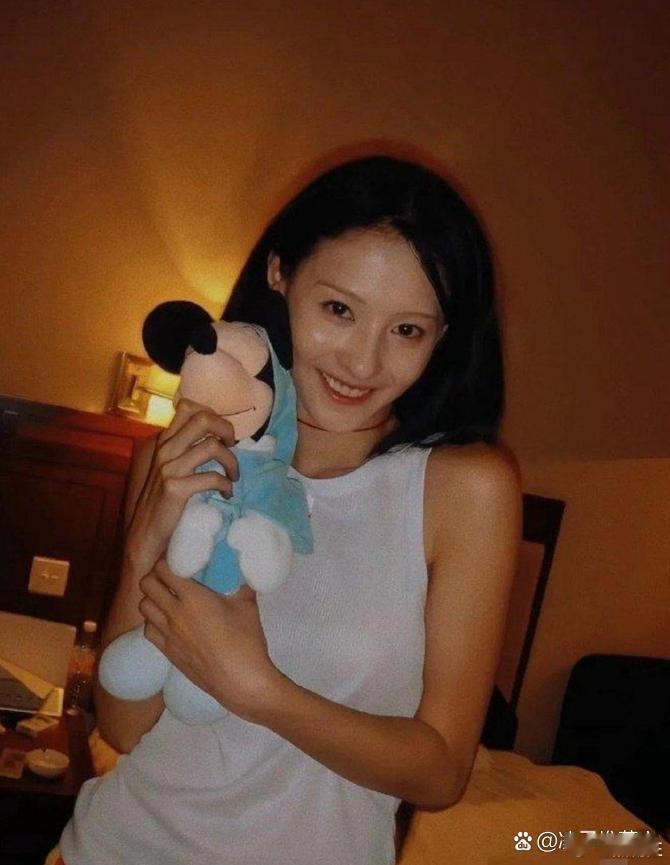 张柏芝当年为了拍无极，剃了原生眉，化了这种眉毛，瞬间拉低了颜值 