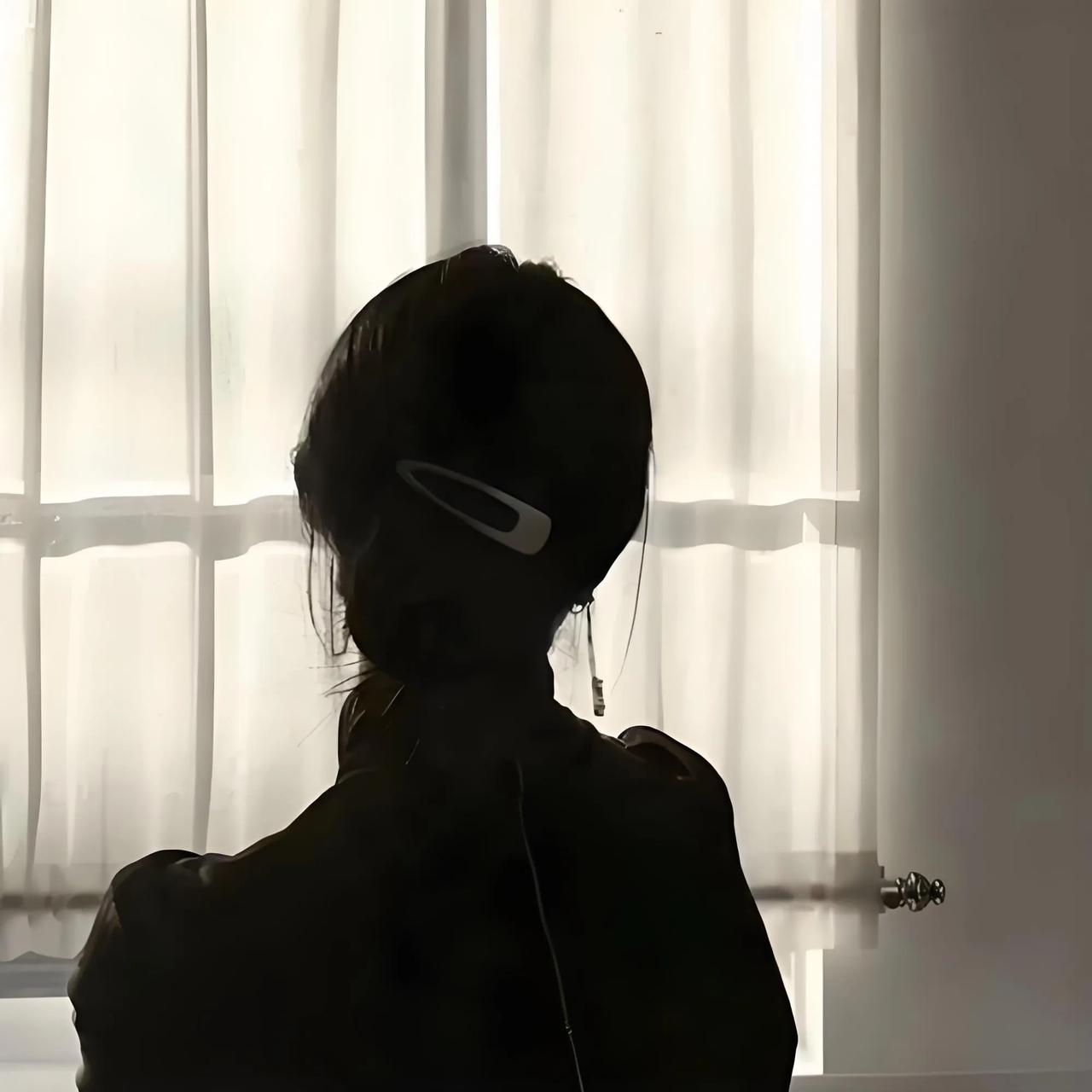 我小姑子结婚6年一直没孩子，试管两次也没成功，她两口子希望我和她哥生个孩子给她们