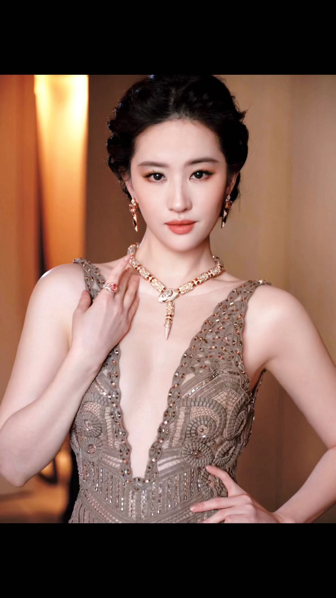 刘亦菲流苏深V 感受下刘亦菲宝格丽活动状态，她就像一个艺术品，一眼惊艳，浑身上下