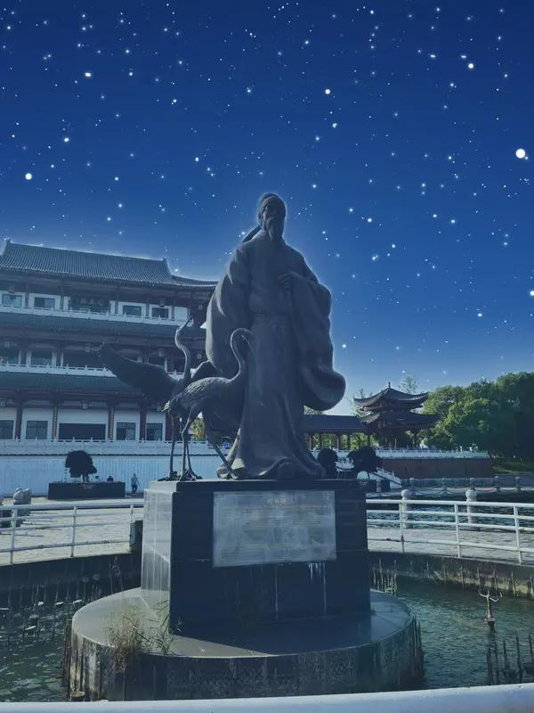 詩仙月下举金樽。