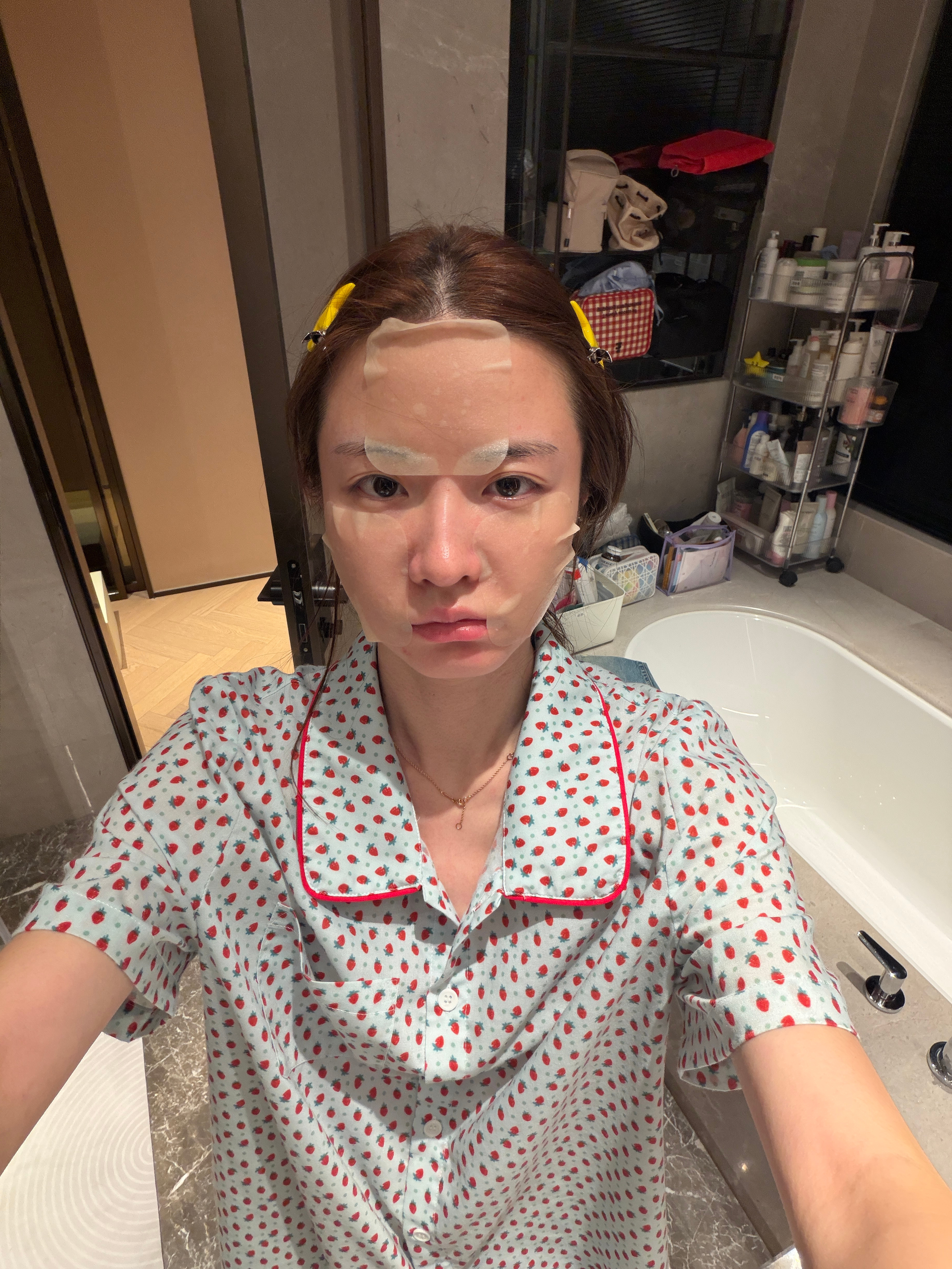 昨天9点就睡了 现在有力气起来工作了 谁家好人4点要起来化妆工作