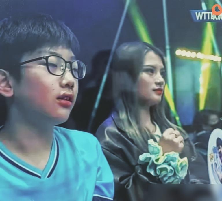 镜头追着看台一个姑娘拍，张本智和得分她攥拳，丢分她捂脸，全网都在问这谁啊。	
8