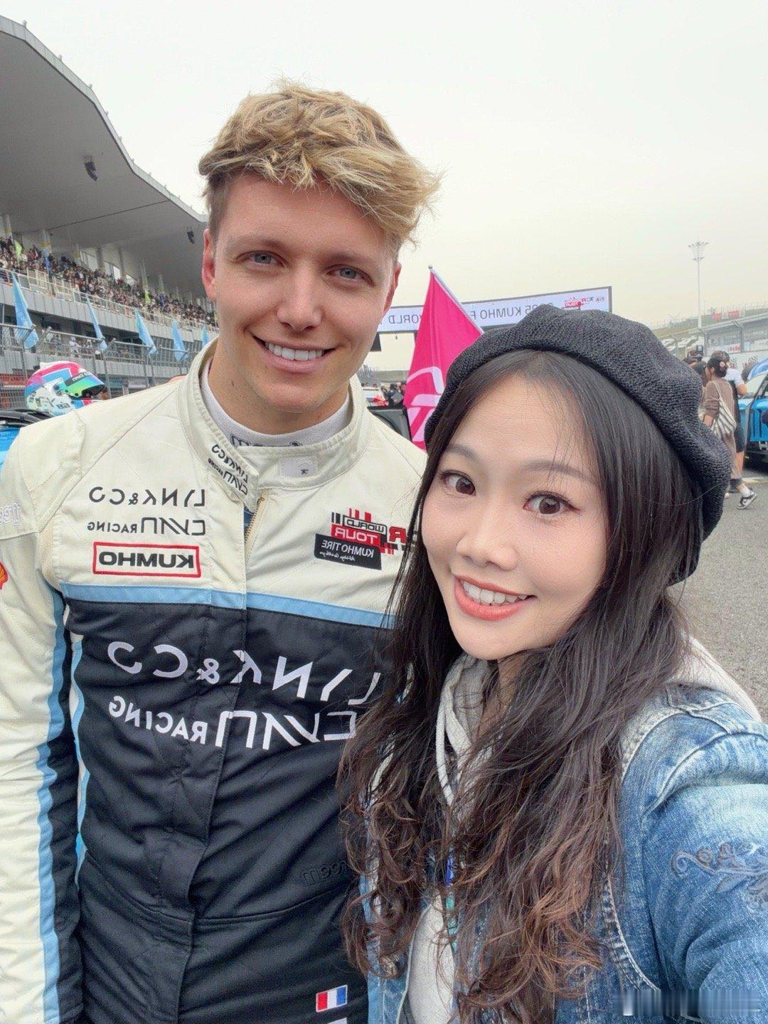 今天拿着2019年的合影P2给小杨看，他一眼就认出是19年的马来西亚雪邦赛道，当