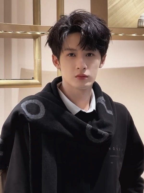 好嫩好青春啊好久没见到黑发老公了😣 