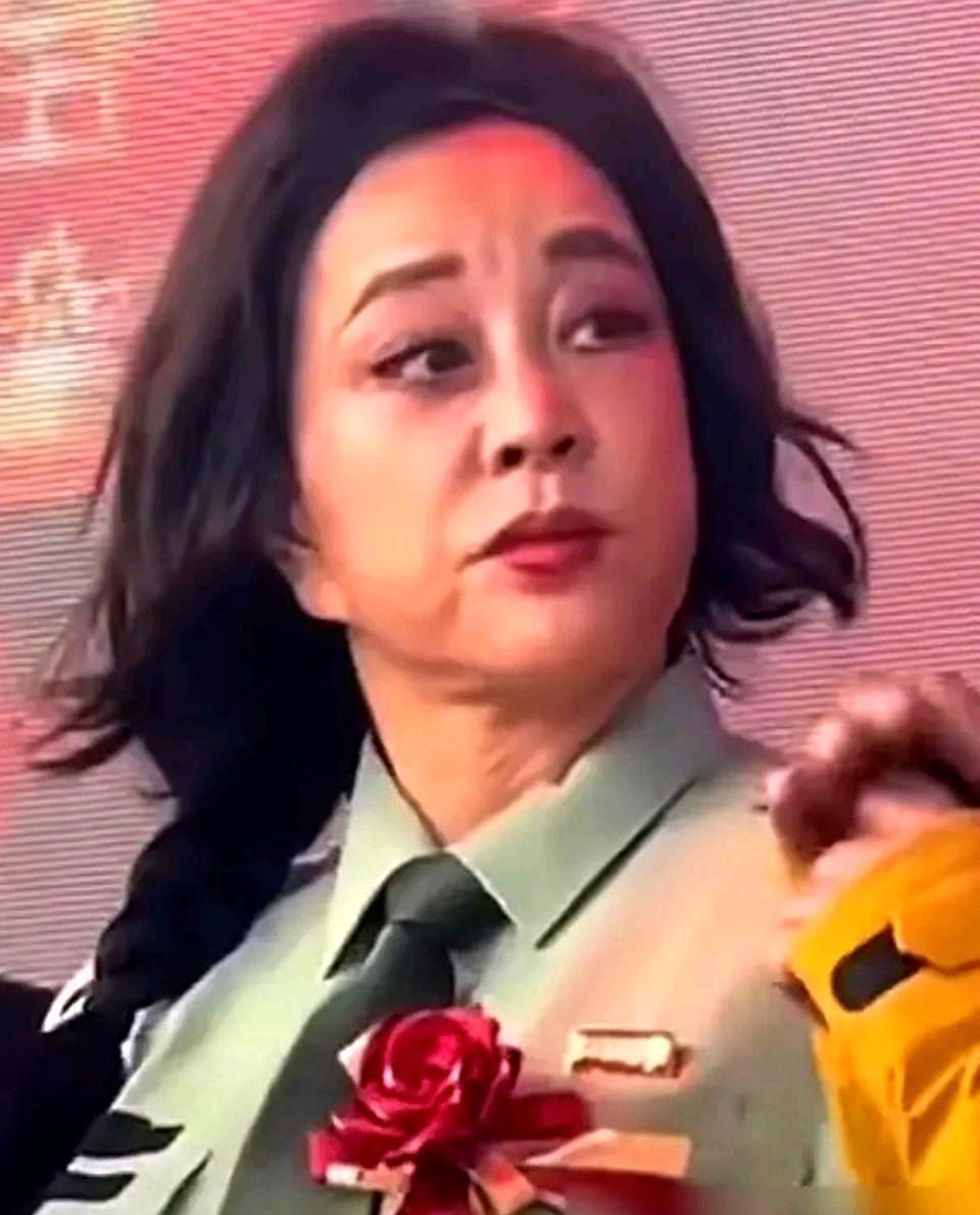 75岁刘晓庆，把年轻男演员按在桃花树下，亲了18遍。
 
凌晨三点，雨下得正大。