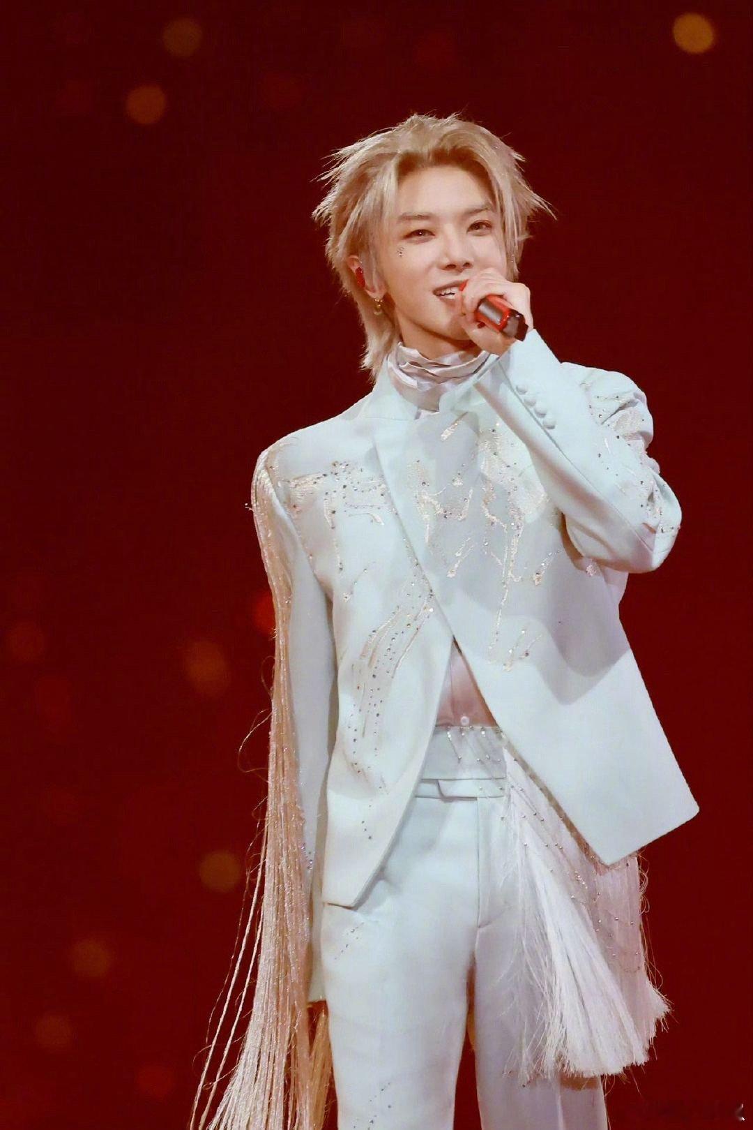 华晨宇我35岁最后一天的最后一吻 “在我35岁最后一天，亲一个35岁的最后一吻”