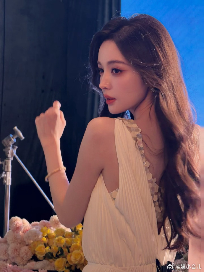 娜扎这波让我来发 白色亮片裙在娜扎身上真的好绝✨！干净温柔又不失时尚感，简约中带