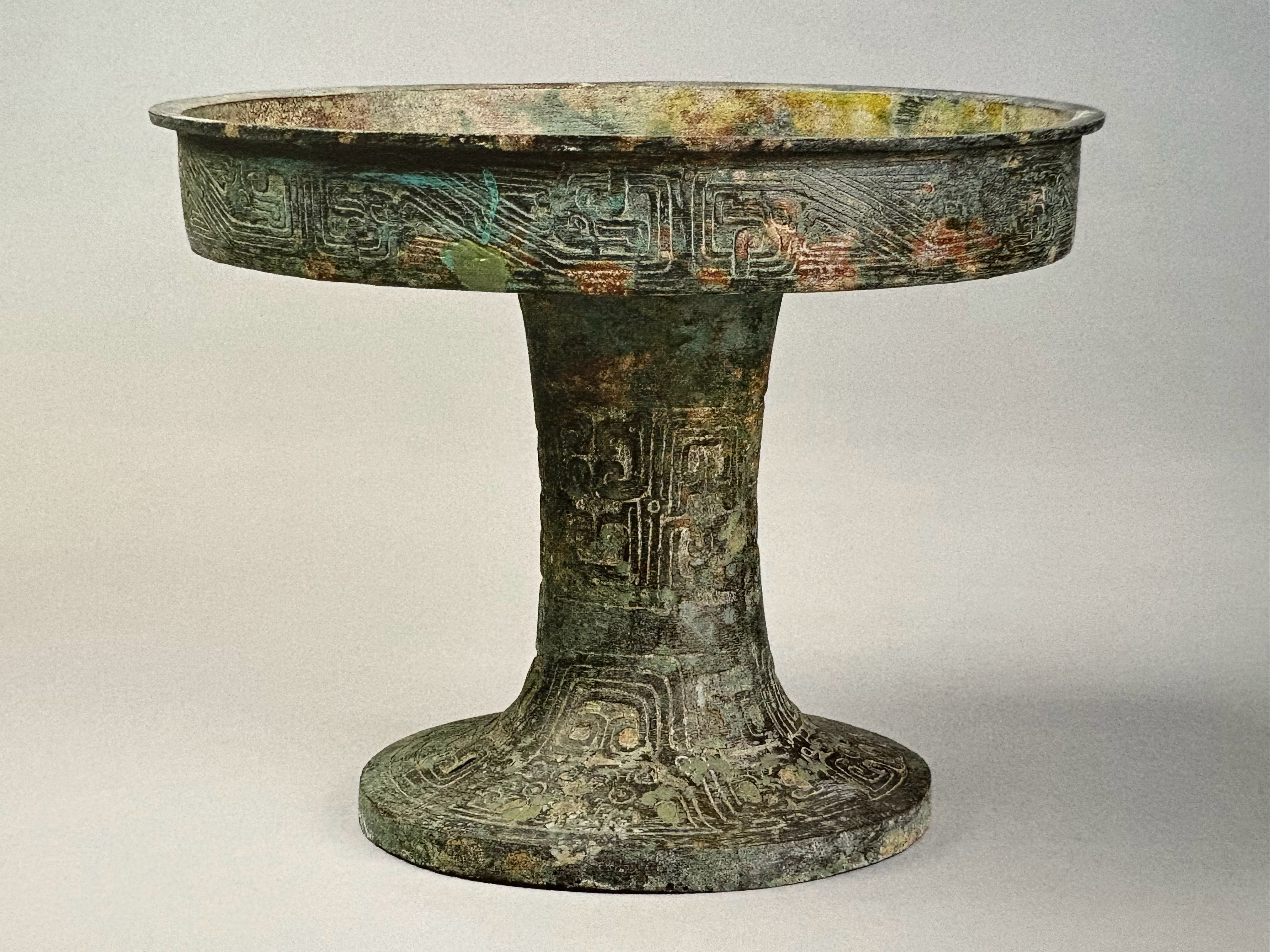 每天一件青铜器 河南省考古所藏1998年郑州新郑出土的春秋时期几何纹铺 , 盘上