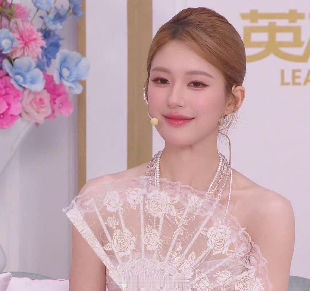 赵露思直播造型和虞书欣直播造型，妈呀，95花双TOP今晚太美了！！！ ​​​