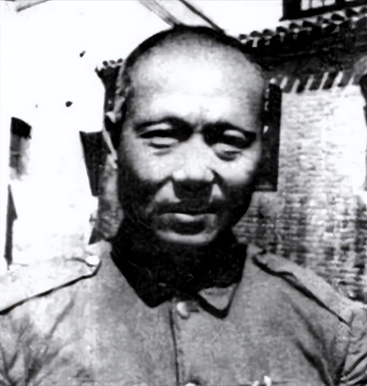国军中将陈长捷为了能早日与妻儿团聚，被俘后积极改造，终于得偿所愿，在1959年成