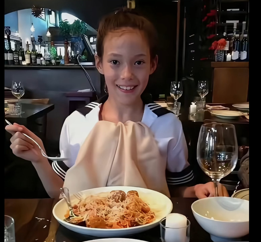 谷爱凌小时候与爷爷奶奶合照，她小时候的头发也是乌黑的！ 