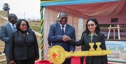 坦桑尼亚之前为了向英国和日本示好，突然就取消了和中国合作的100亿美元巴加莫约港