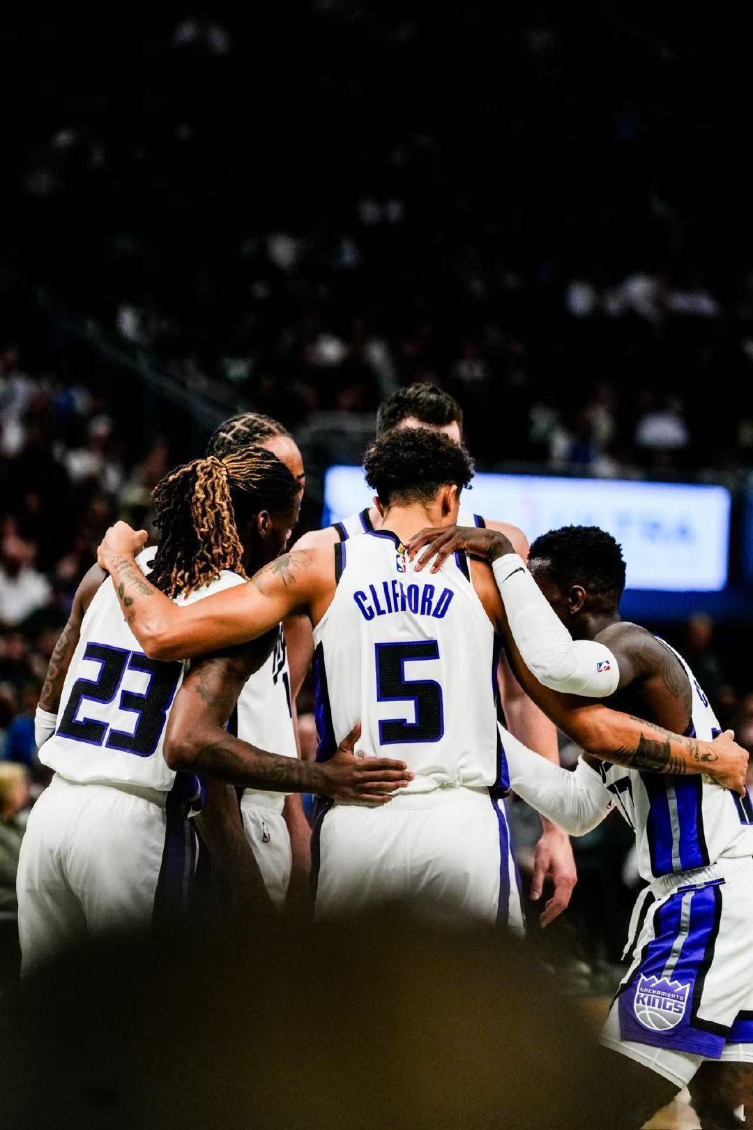 首节比赛结束，我们暂时以36-47落后于雄鹿。萨克拉门托国王[超话] ｜sacr