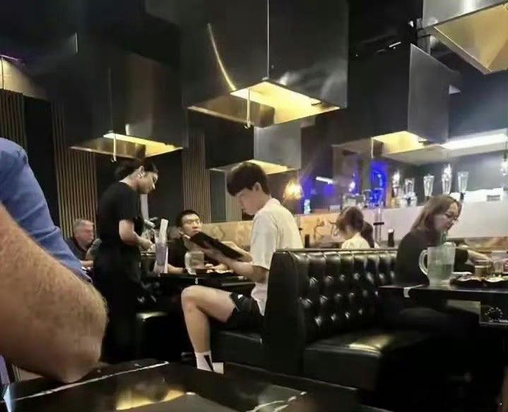 从杨瀚森频繁外出就餐判断：杨瀚森职业生涯处在转折点首先，作为职业运动员，应该有专