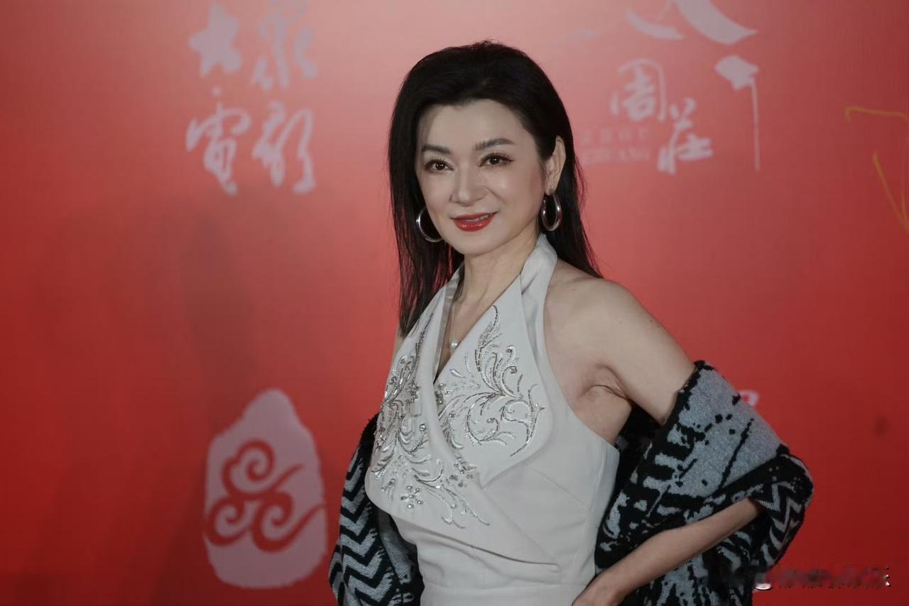 终于有人说出刘晓庆，不为人知的一面了。

2月27日，曾在《倚天屠龙记》中饰演“