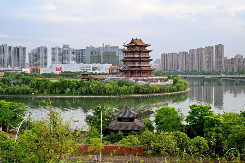 读了洒脱咖啡0Zz的这首《早春④》，仿若置身于一幅美轮美奂的春日画卷之中。东风悠