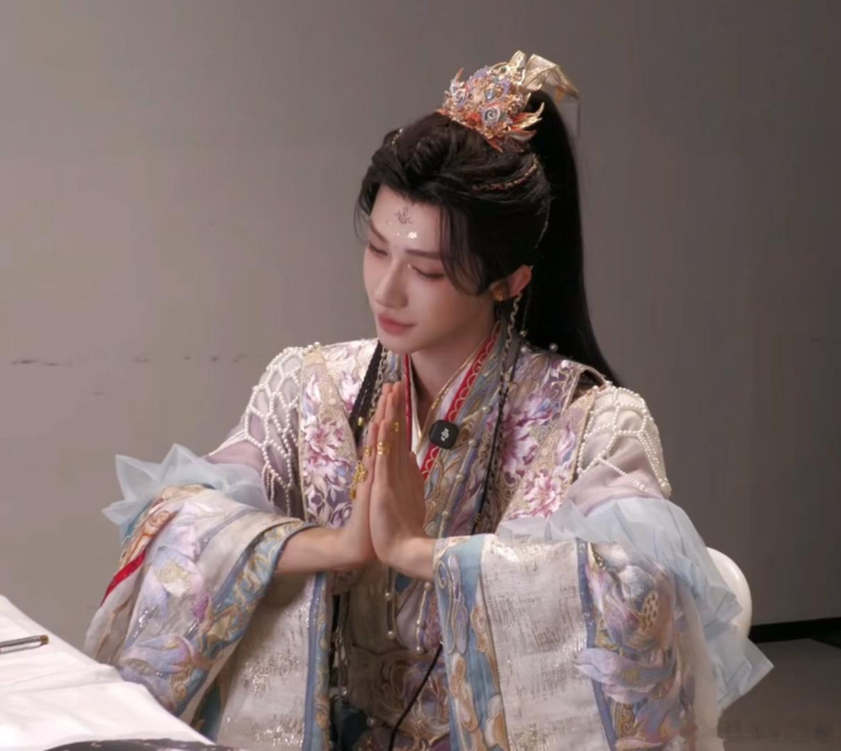 世界上诞生了一座被信徒装扮的精致到发丝指尖的观音正身 