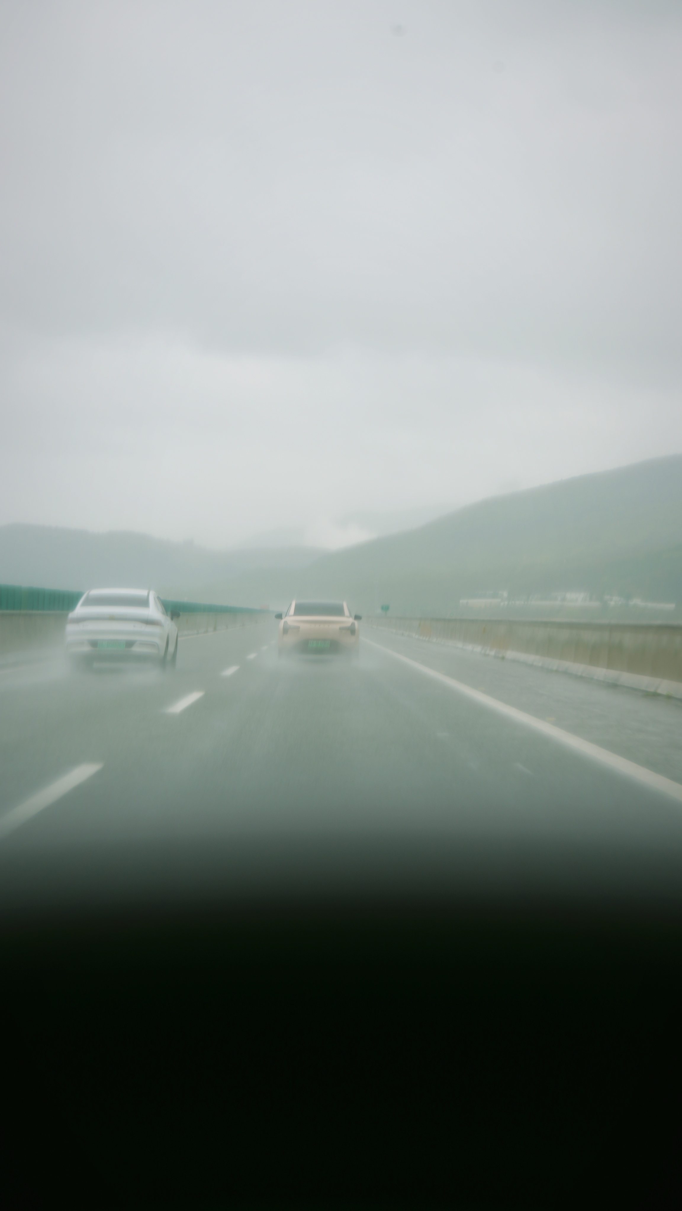 昆明来香格里拉，620km，耗时6小时，一路暴雨来的，云南真的是在泼水，冷的一匹