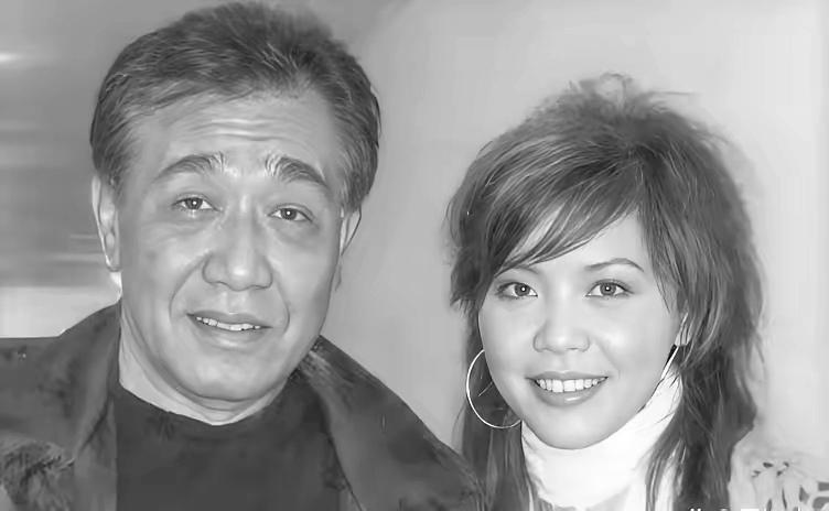 2009年，67岁的张帝干了件轰动事儿——娶了34岁的小阿姨张馨茹。

大伙儿光