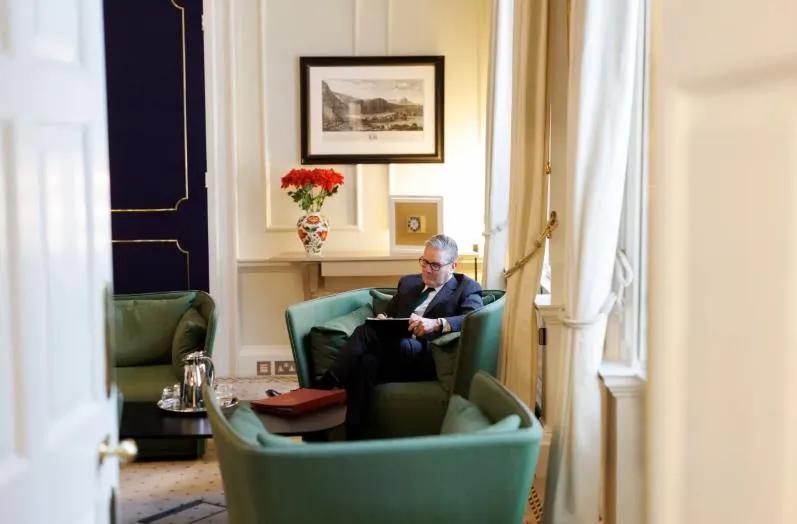 据唐宁街消息人士透露，英国首相基尔·斯塔默失去了大多数工党议员的信任，想赖在首相