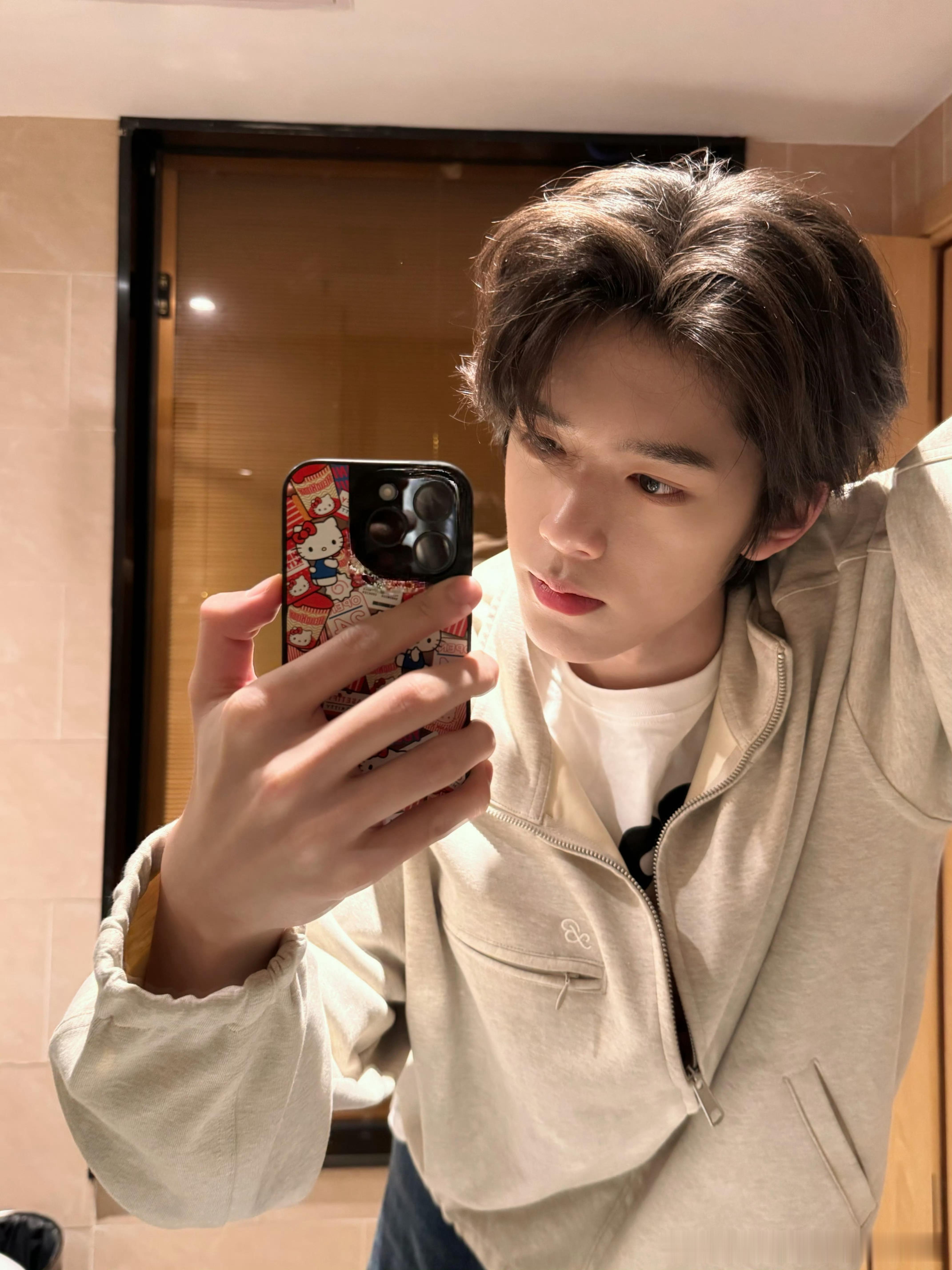 官俊臣近期自拍更新 