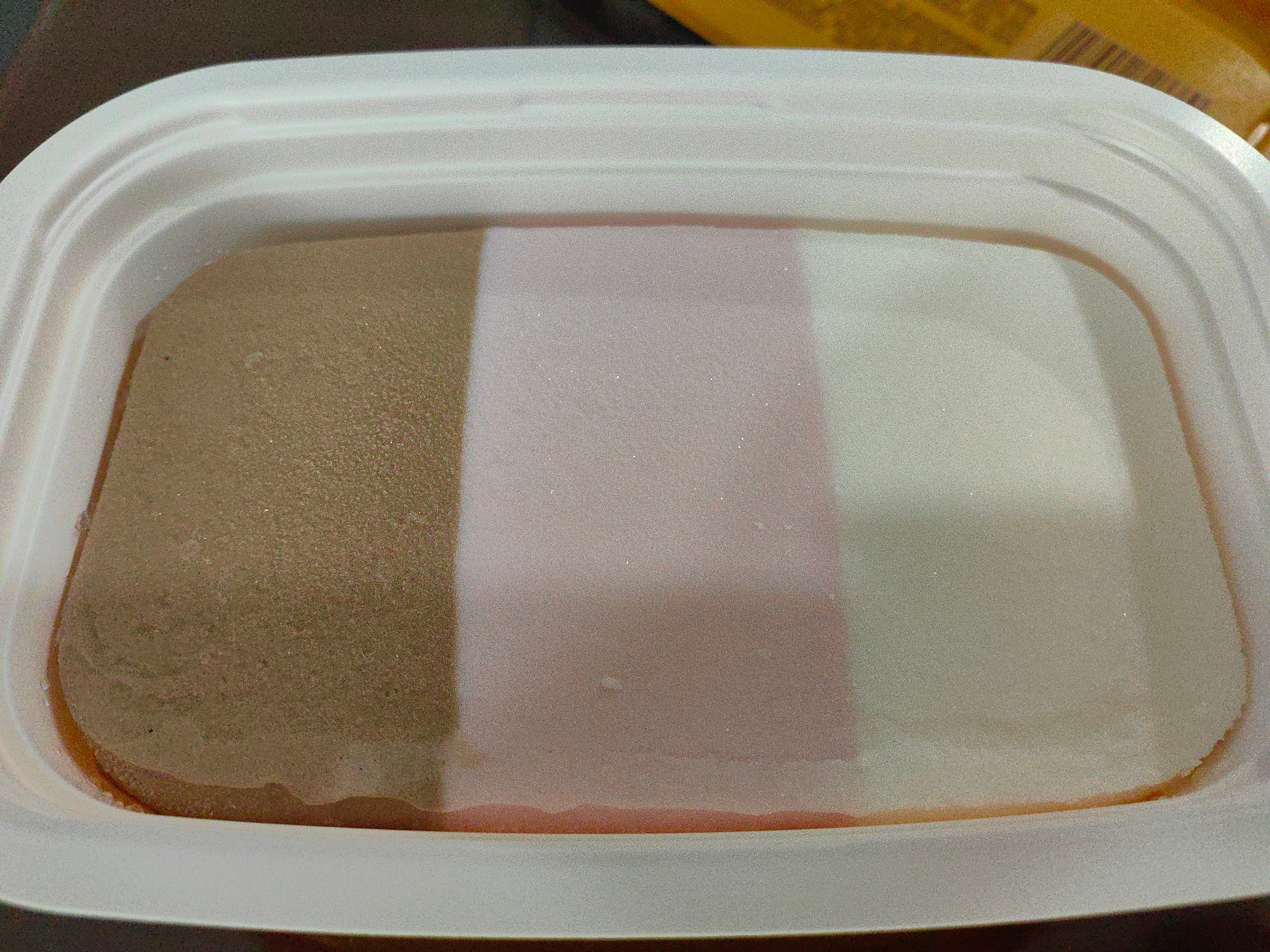 又热，又湿哒，干活累了，停一下吃个冰淇淋