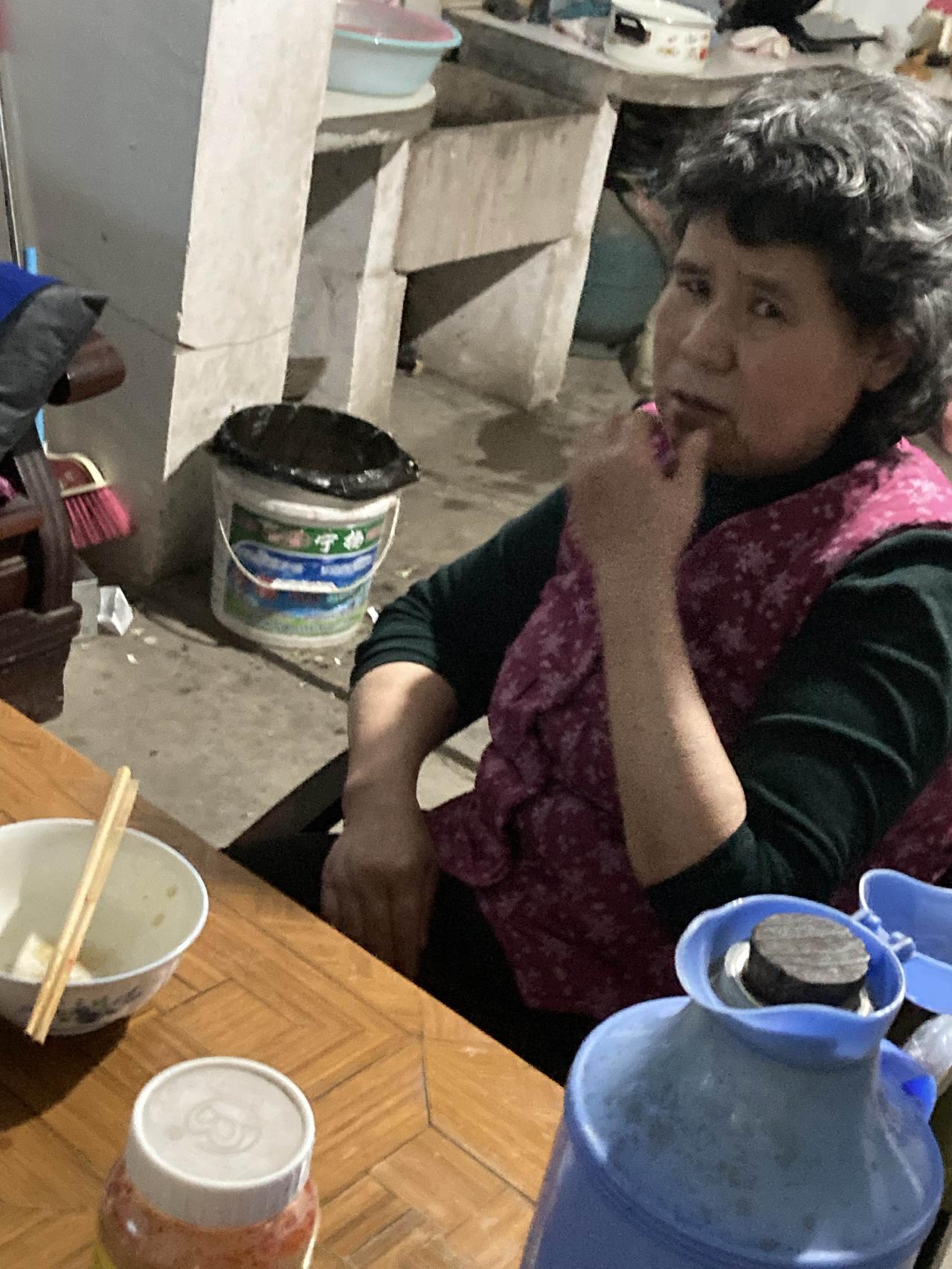 我从没有和母亲拍过照，也从不喊妈妈，实在跟她过不下去。不是嫌弃她不认识字，我不是