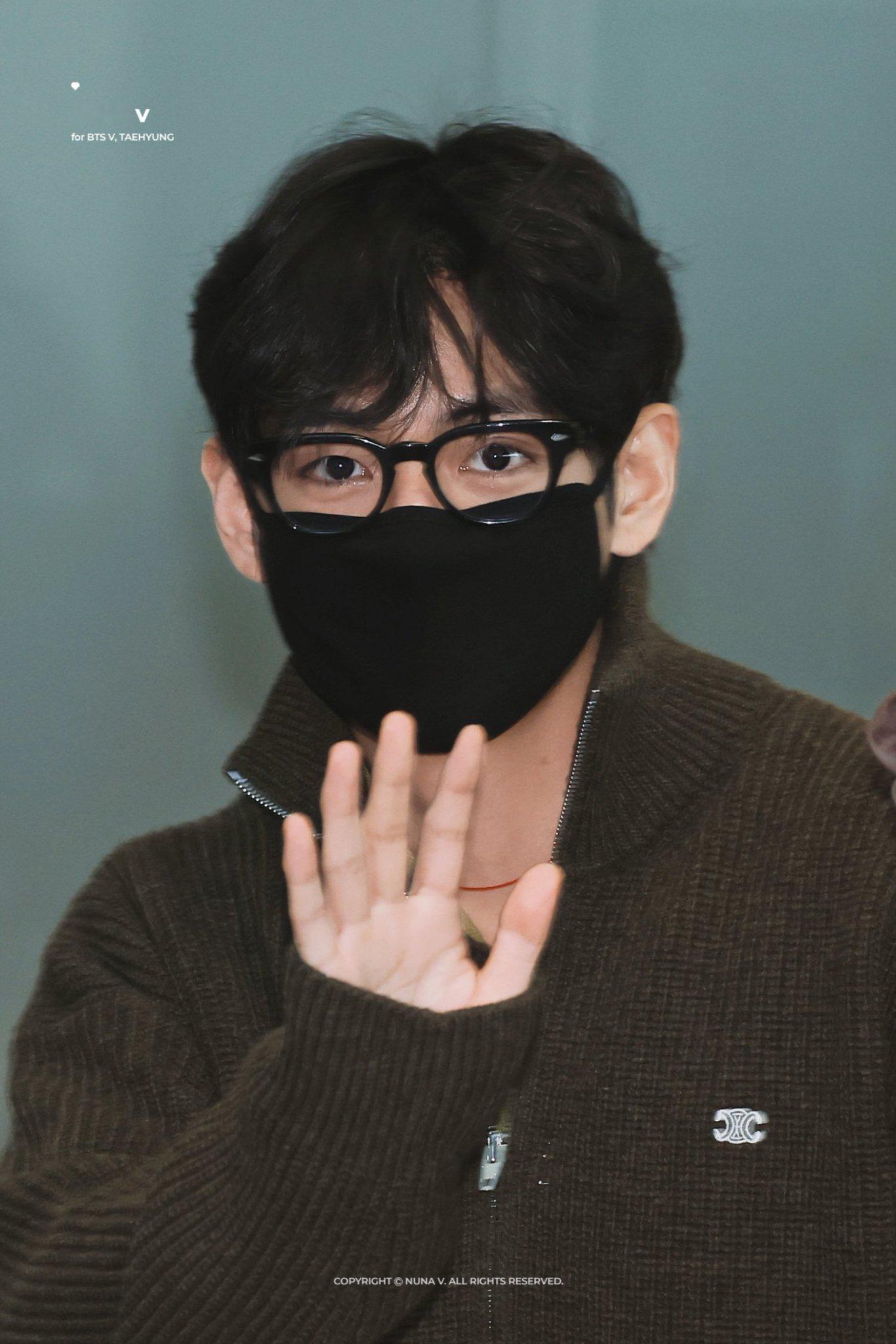 TIRTIR 全球品牌代言人金泰亨今日启程飞LA将参加品牌快闪店活动！机场造型及