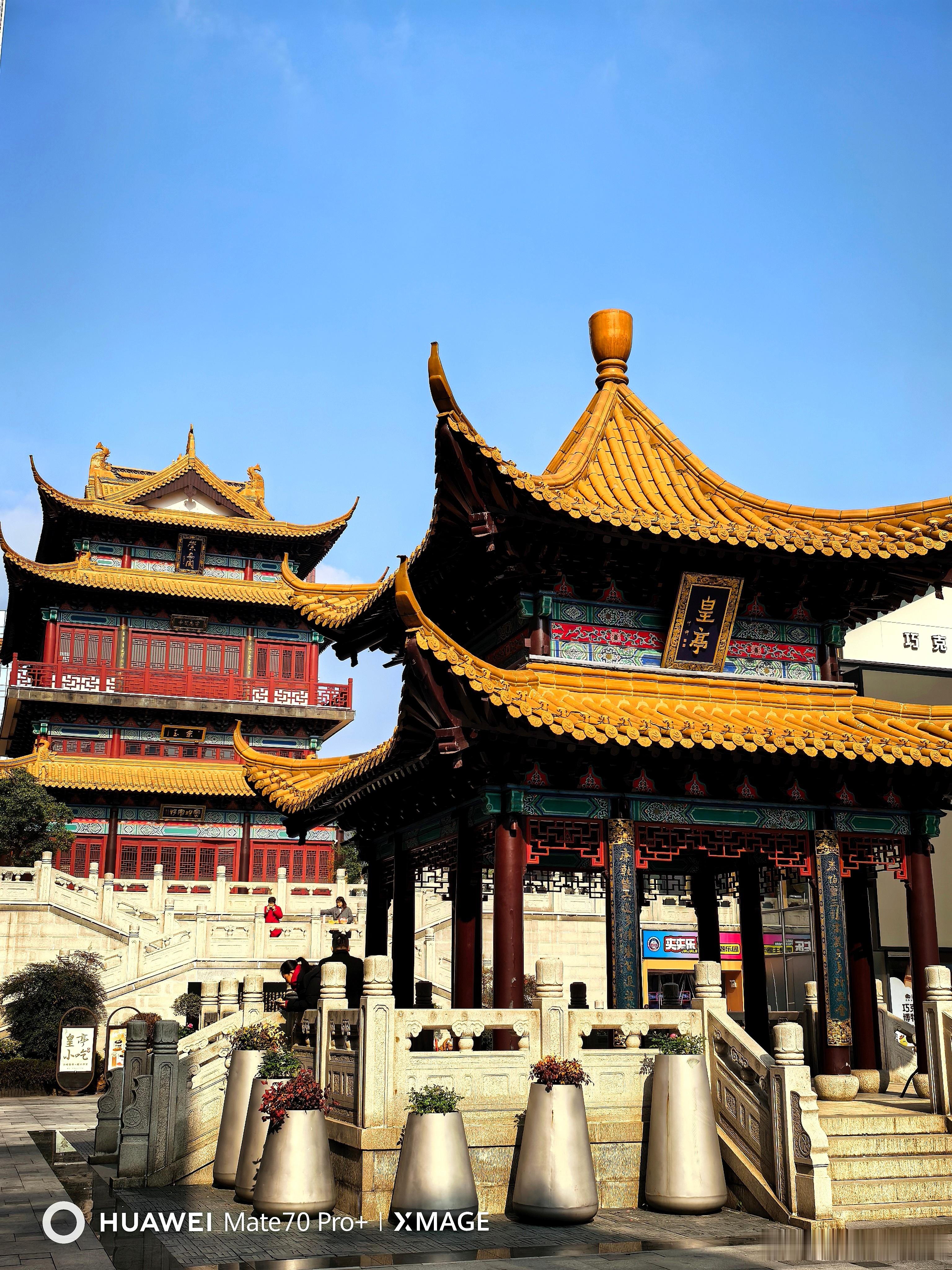 无锡市中心的崇安寺，曾有着无锡地区最古老的寺院，它的前身名叫“兴宁寺”，始建于晋