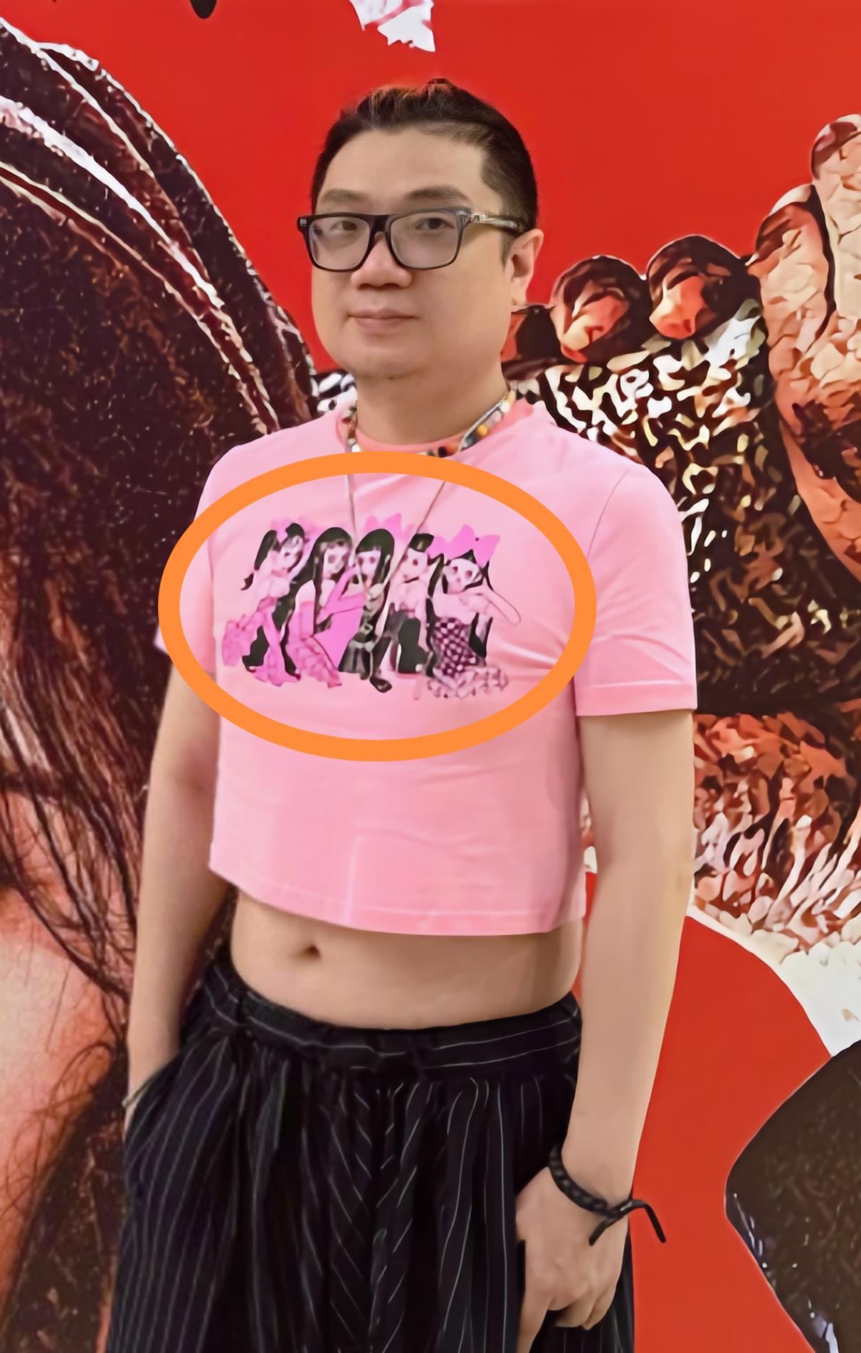 第一次看到娱乐圈里有男的这样穿衣服，真的好奇葩，就算是同，也不能这样穿衣打扮了，