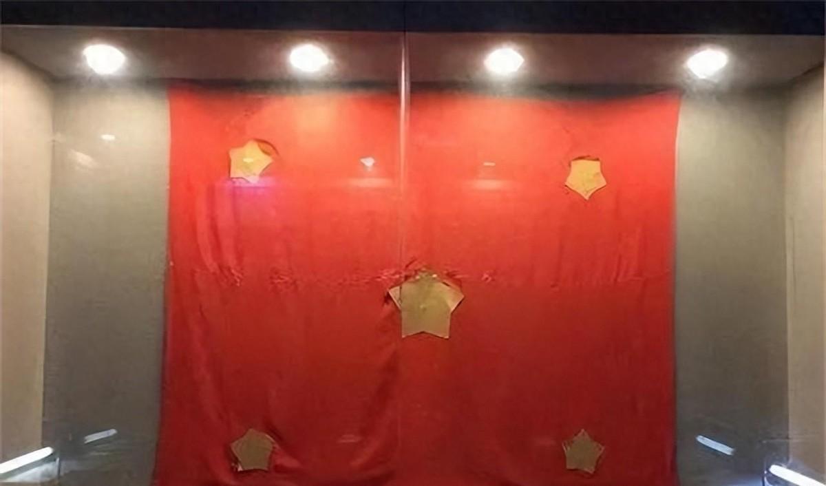 白公馆那面特殊的五星红旗背后，究竟承载了多少人用鲜血换来的信仰与牺牲？
1947