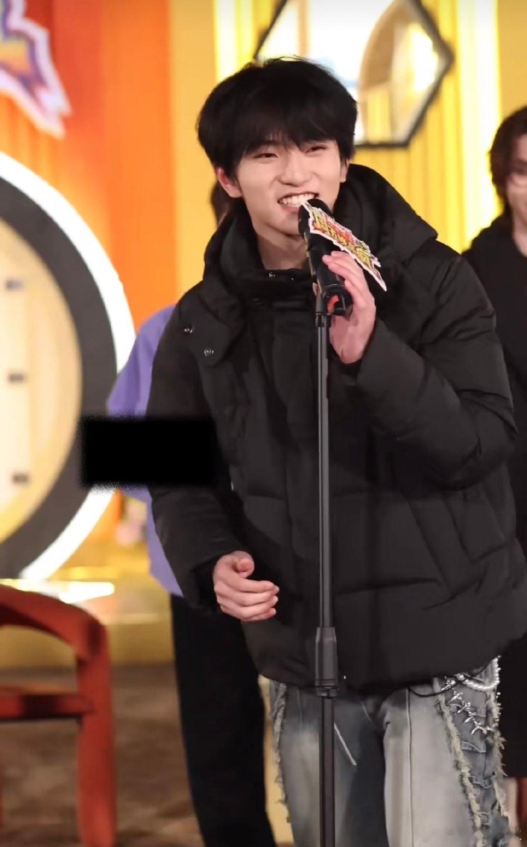 穆祉丞好强的版权意识 谁被穆祉丞可爱到了！唱《想见你》没几句就操心起版权问题，小