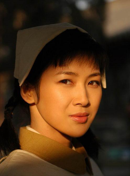 2011年身家50亿的温州首富周旭辉，瞒着原配，看上了“李云龙”饰演者的老婆童蕾