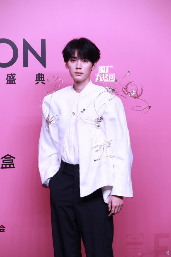 #周翊然扛住了VOGUE背景板##VOGUE背景板下的周翊然#周翊然与 VOGU