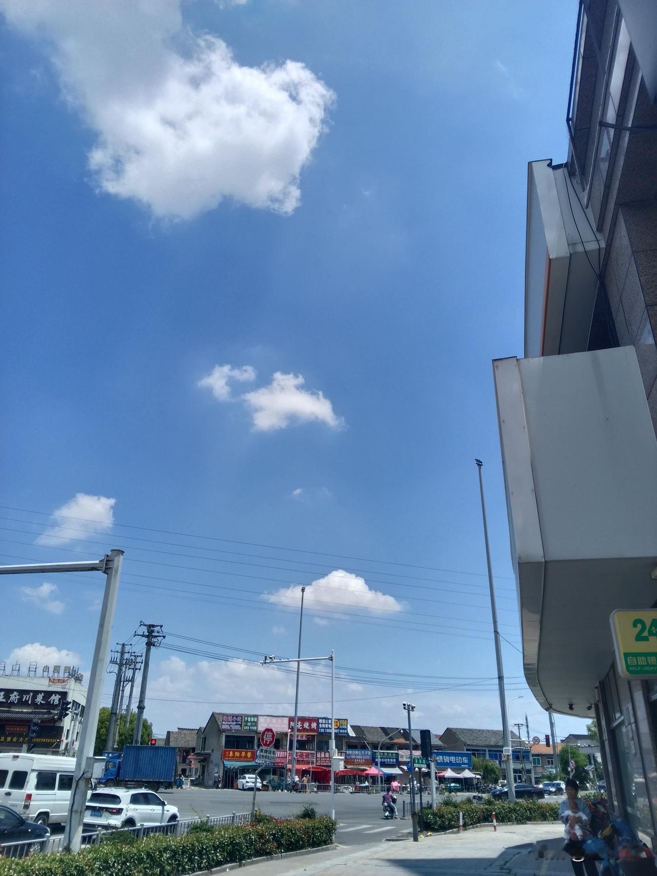 天底下的人性是共通的，这其实就是一种补偿心理。我们小时候，学校总会举办集体活动。