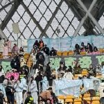 张真源贵阳演唱会现场，长灯牌像花朵一样绽放在场馆的各个角落。每一块灯牌都散发着独