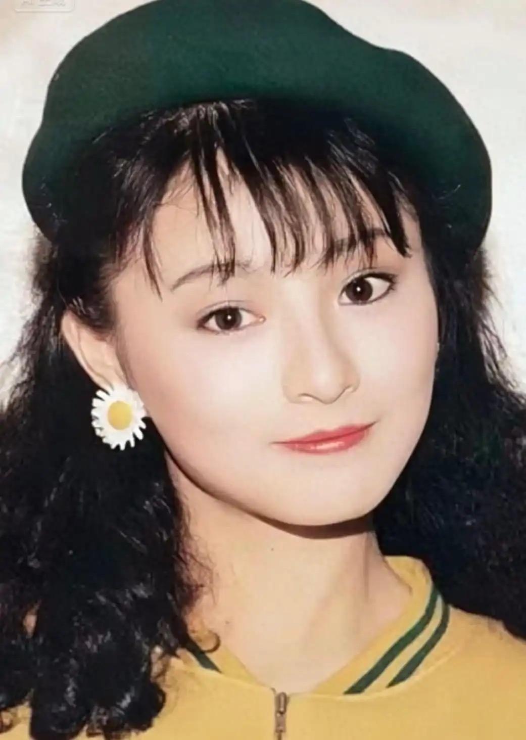 2007年，李赛凤趁丈夫出差，和体格壮硕的干儿子发生了亲密接触。正当两人关系暧昧