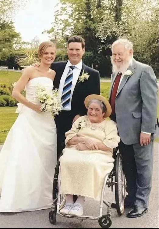 寒门出贵子，说的就是英国首相斯塔默。
斯塔默的父亲很踏实，母亲好乐观。
虽然从小