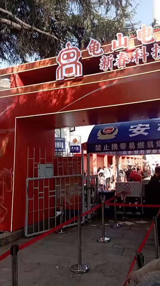 大包小包过安检，请携带打火机的游客。