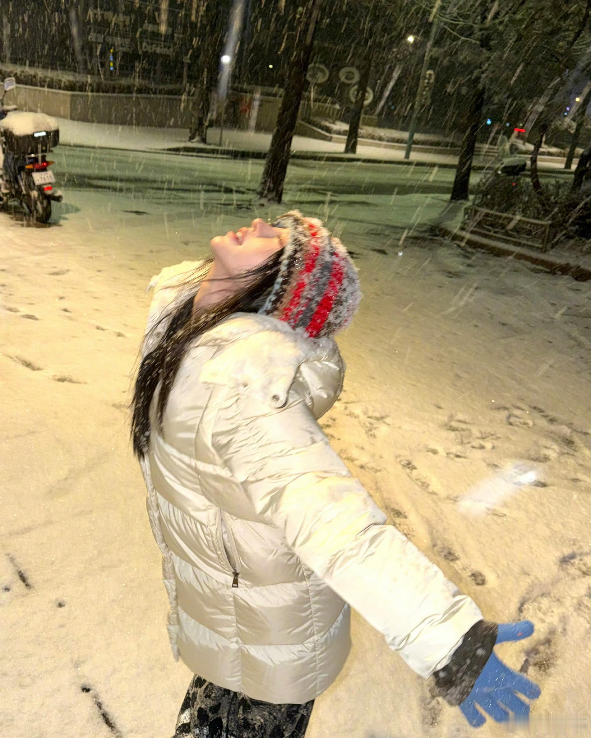 谁砸了鞠婧祎鞠婧祎雪景6宫格哈哈哈哈哈哈鞠婧祎雪景6宫格，第一张实况是谁砸了我们