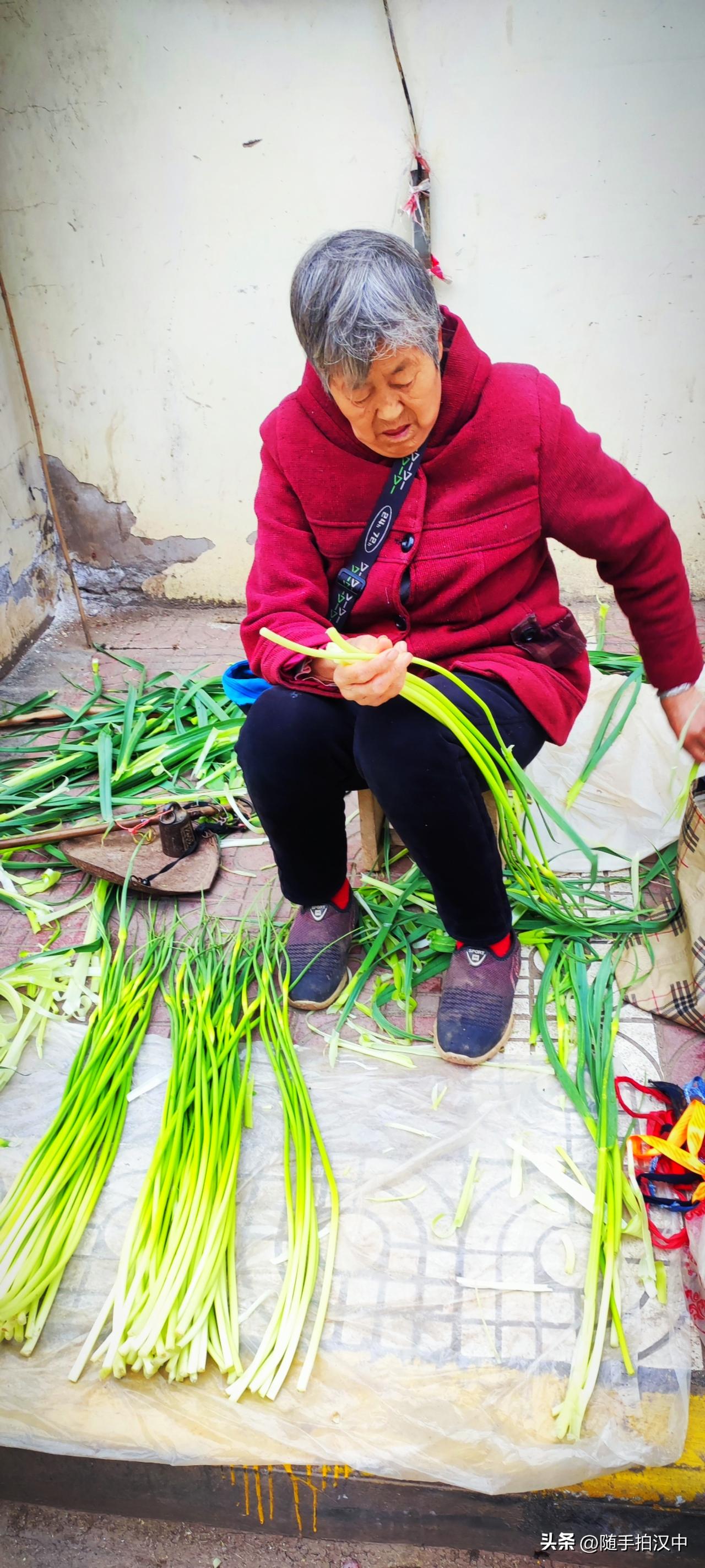 老妈说蒜苔要过季了，前几日2元1斤，这几日已经是5元1斤。抓紧吃几顿，不然就等明