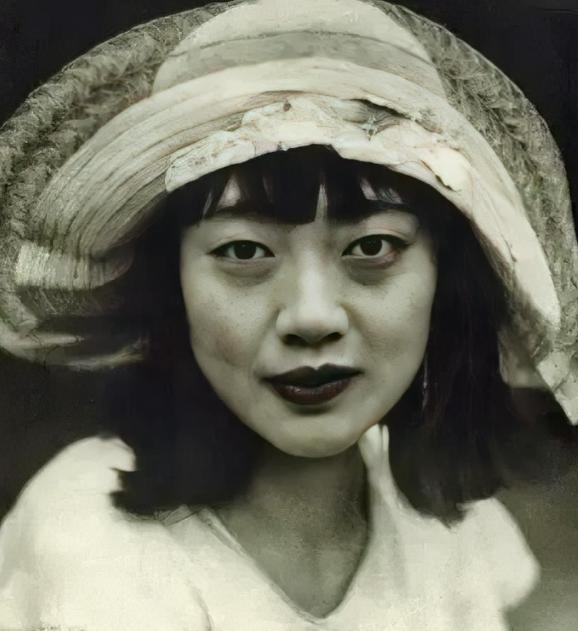 她最后是活活臭死的。大小便失禁，躺在自己的屎尿里，浑身烂疮，41岁的女人，瘦得像