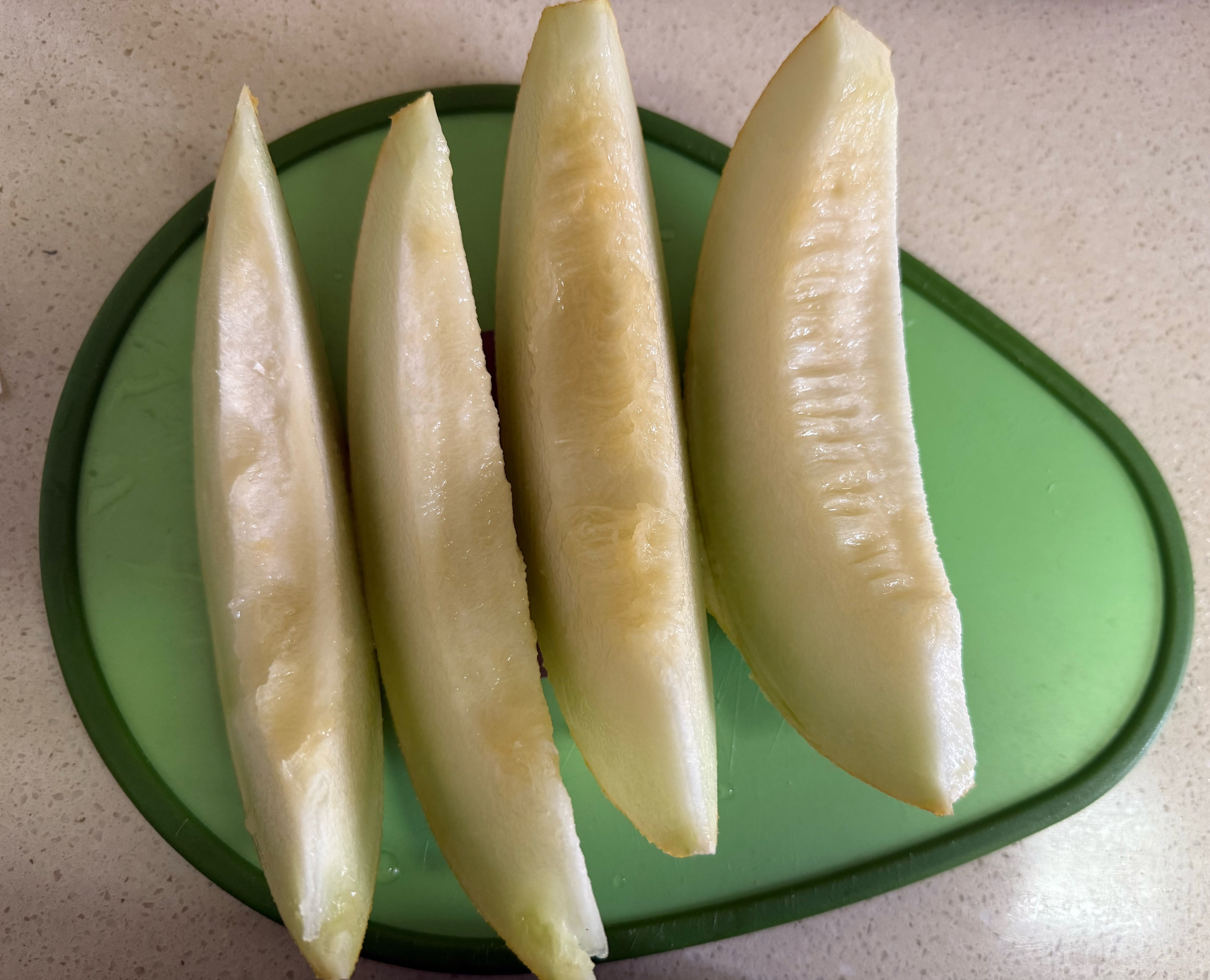 老汉瓜常温下放了一天半，闻了闻皮，隐约有香味就可以吃了。    软甜那种，不是脆