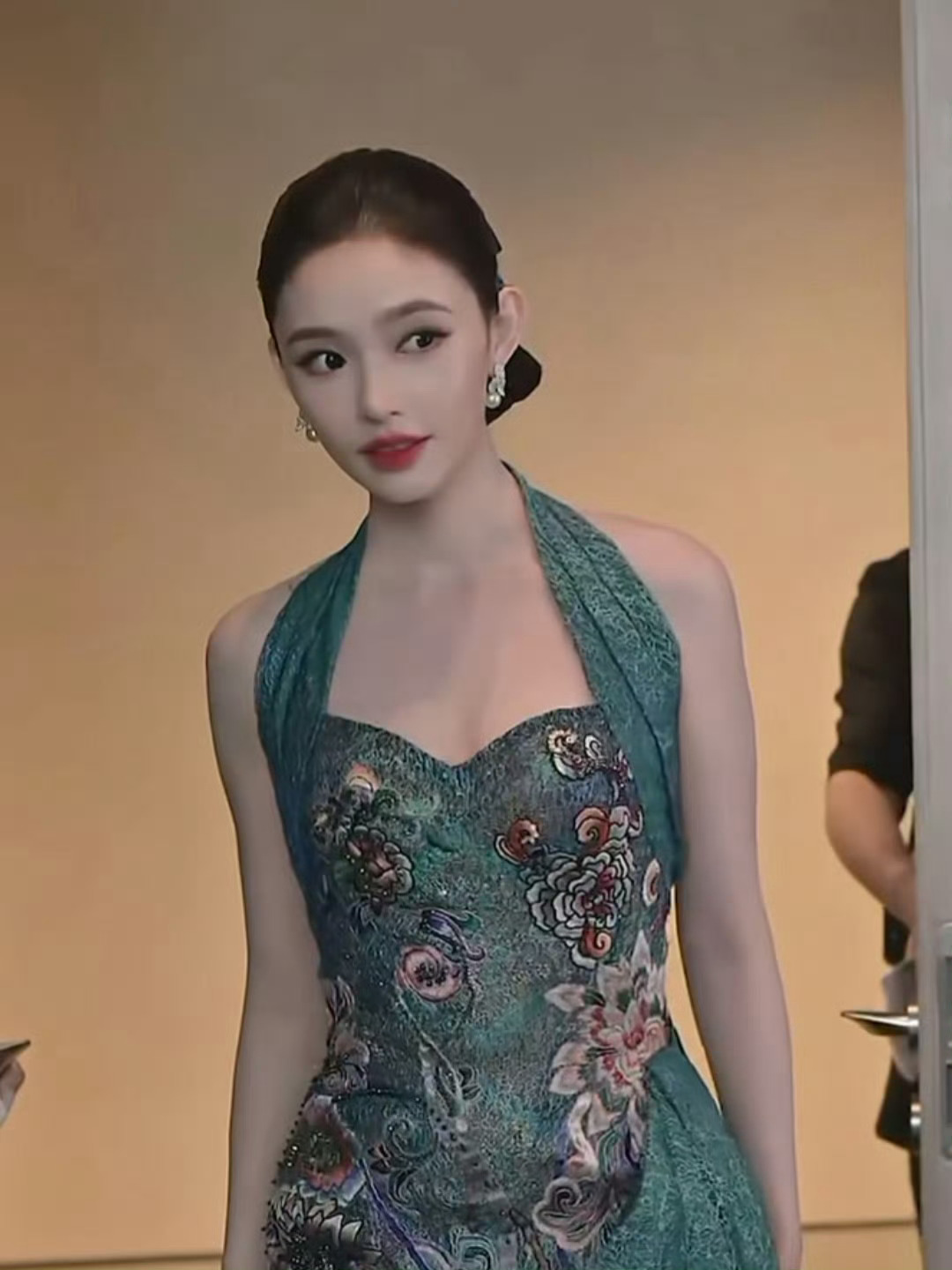 林允这头是女娲用圆规画的吗 [捂嘴哭][流鼻血]W年度光影盛典 ​​​
