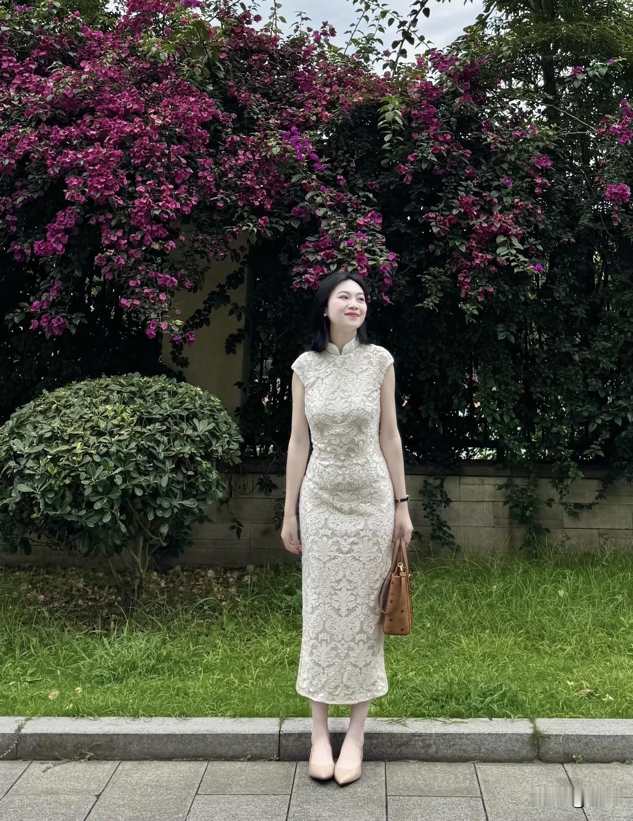 其次要能独立思考和决策。面对感情里的选择，不盲目跟从他人意见，而是按自己的价值观