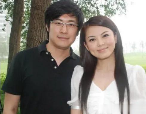 王岳伦离婚之后就彻底放飞自我了。

近日，有八卦媒体拍到王岳伦和年轻美女一起外出