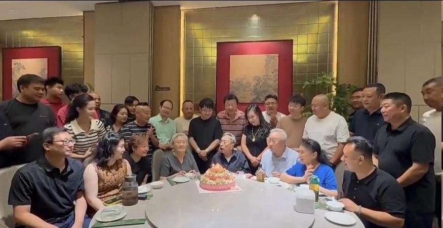 前几天，李伯祥89岁寿宴，出名的徒弟没来，场面低调简单。
他今年虚岁89了，寿宴